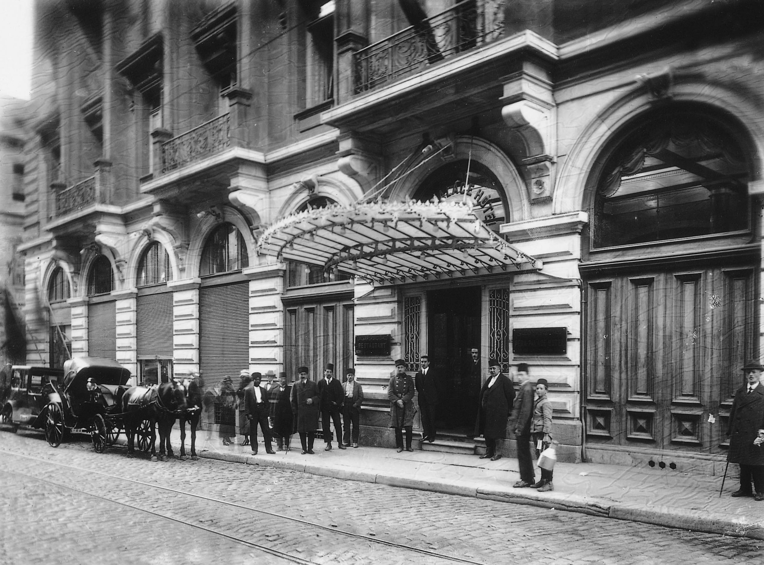 BEYOĞLU VE GALATA’DA BEYAZ RUSLARIN PEŞİNDE